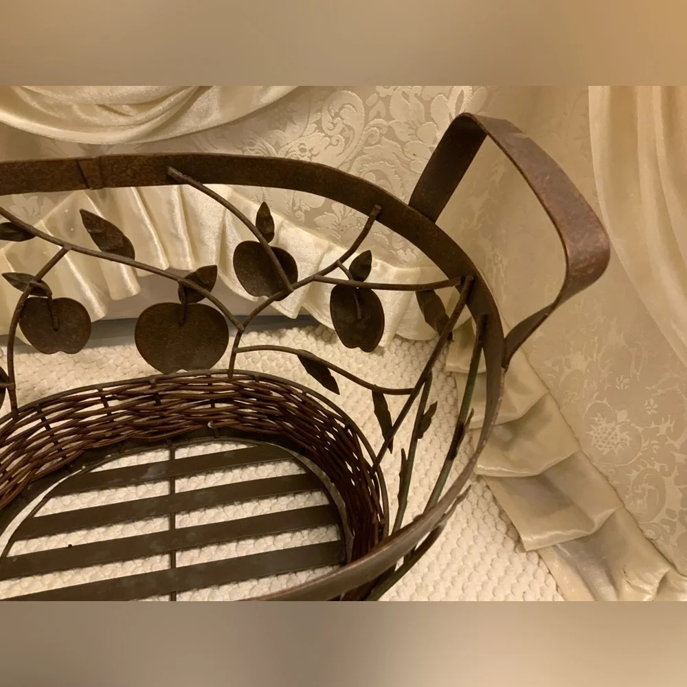 METAL & WICKER APPLE BASKET